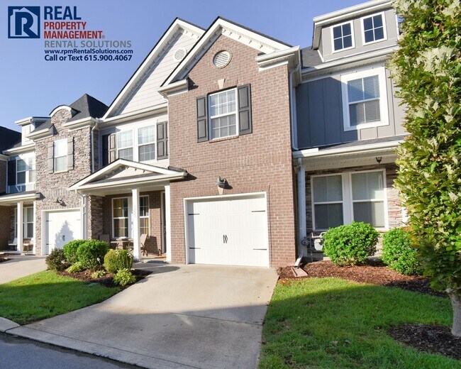 Foto del edificio - Beautiful 3 bedroom luxury townhome! Pool! Easy access to 1-24, washer/dryer included!