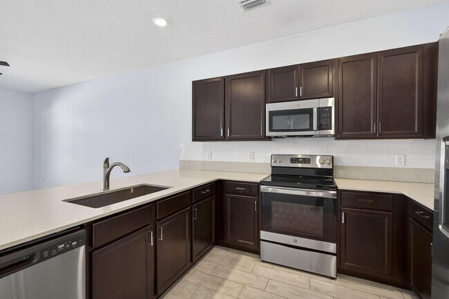 Foto del edificio - 4408 Hemlock Dr