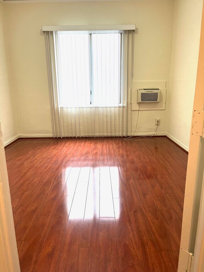 Foto del edificio - 704 Granada St