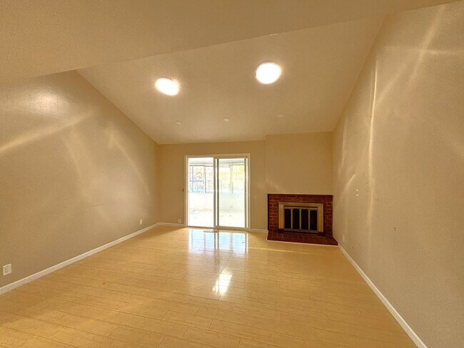 Foto del edificio - 3 bedroom and 2 bathroom Single-story home...