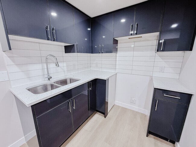 Building Photo - 612-656 56 Ave SW