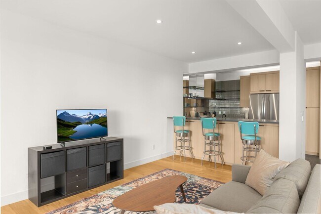 Foto del edificio - Stunning remodeled apartment with large walk-out patio