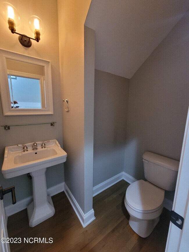 Building Photo - 208 River Gate Ln