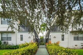 Building Photo - 974 Biarritz Dr