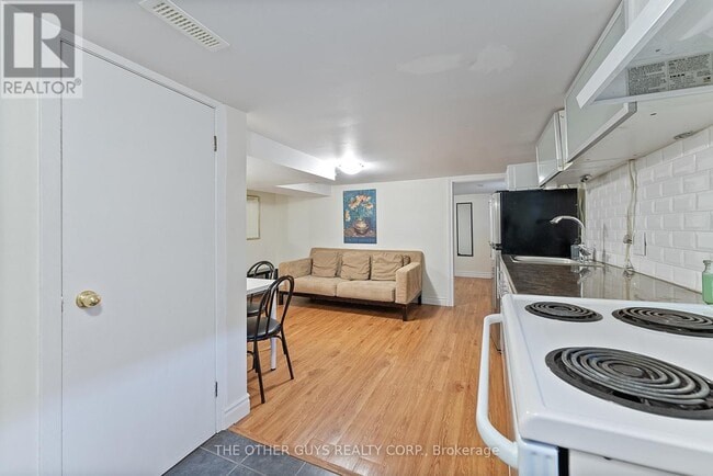 Building Photo - 32 Chamberlain Ave