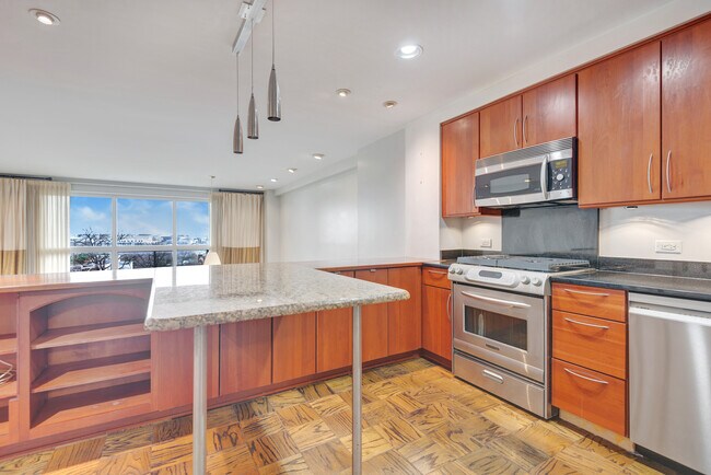 Foto del edificio - 1200 N Nash St