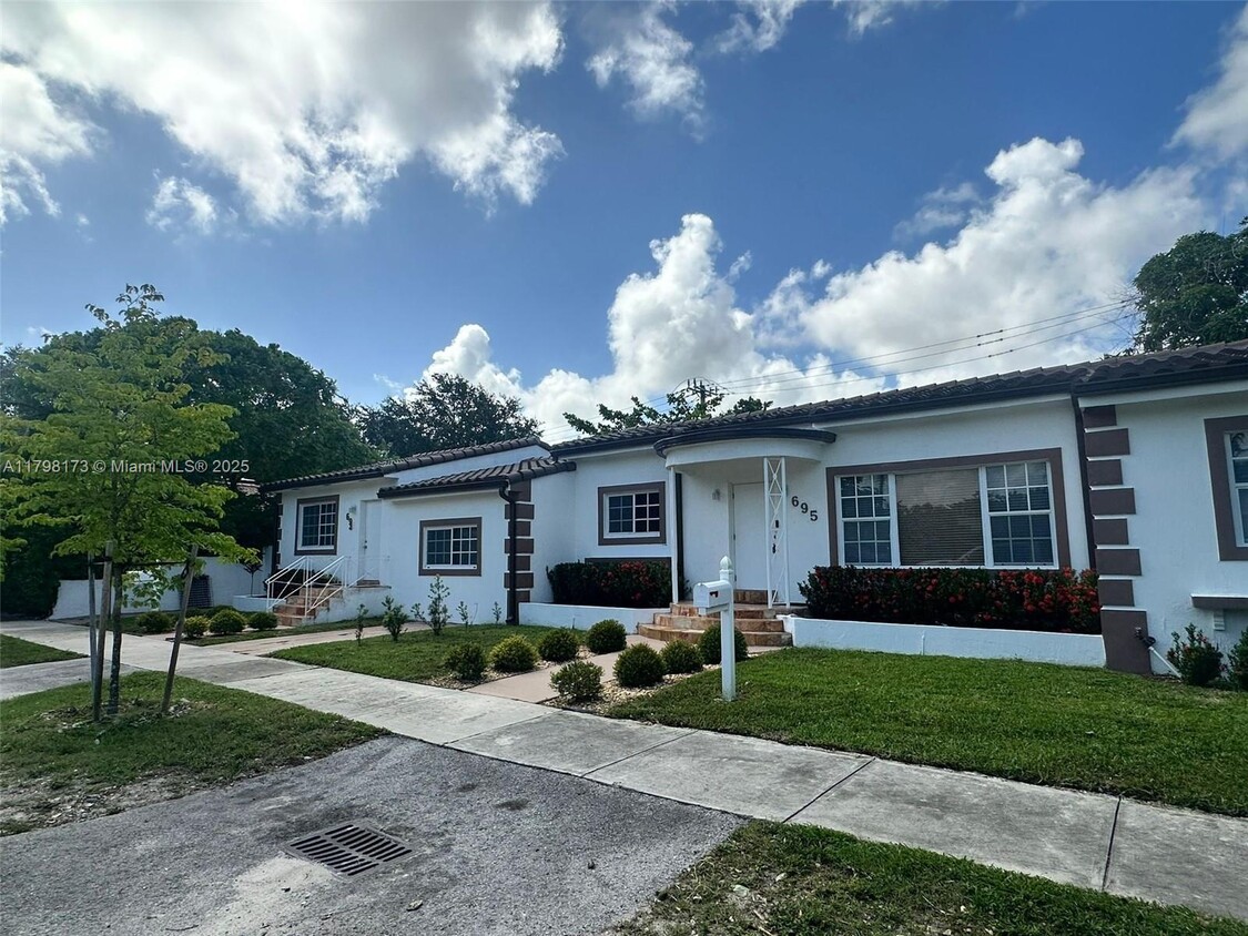 Foto principal - 693 NE 80th St