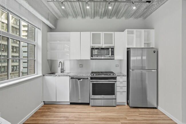 Photo - 55 E Lake St Apartment