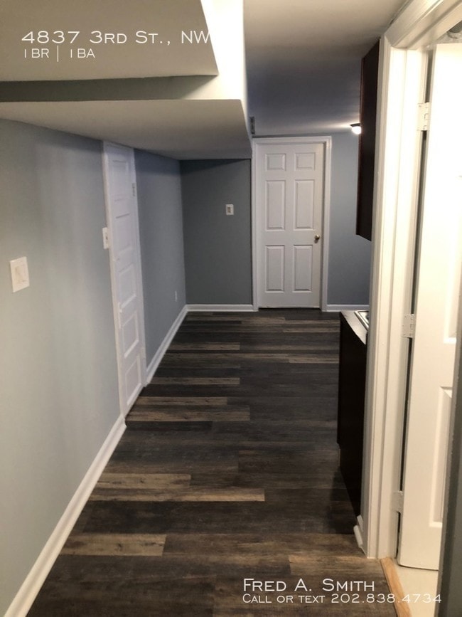 Building Photo - Basement Jr. One Bedroom Apt Available Now!