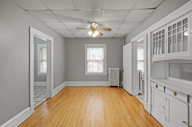 Building Photo - Cute 1 BR Available 9/1 in Longfellow Neig...
