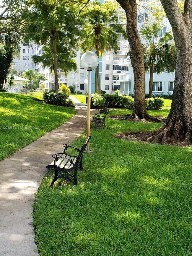 Foto del edificio - 4200 Hillcrest Dr