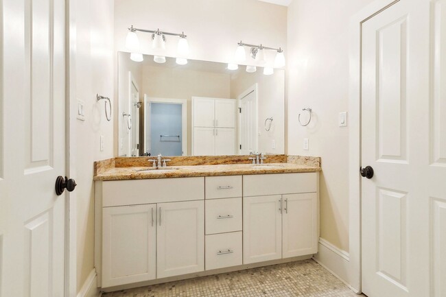 Building Photo - Beautiful 3 Bedroom Home Steps from Yulman...