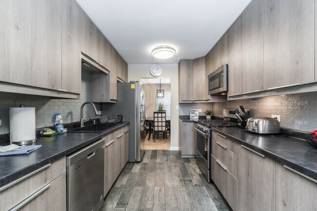 Building Photo - 920 Apple St