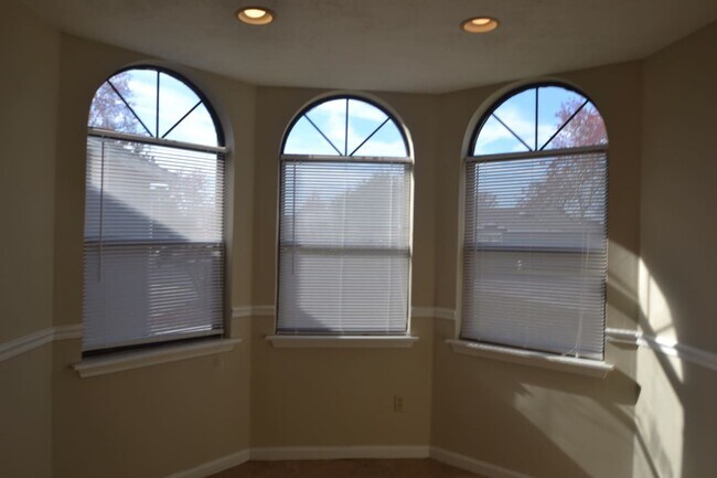 Foto del edificio - 1651 Ashwood Cir