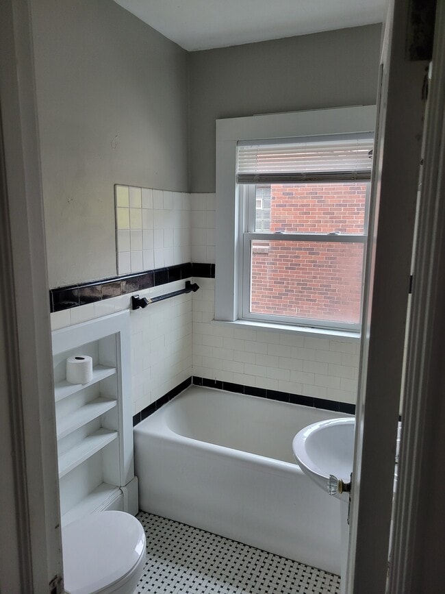 Building Photo - 612 29th St