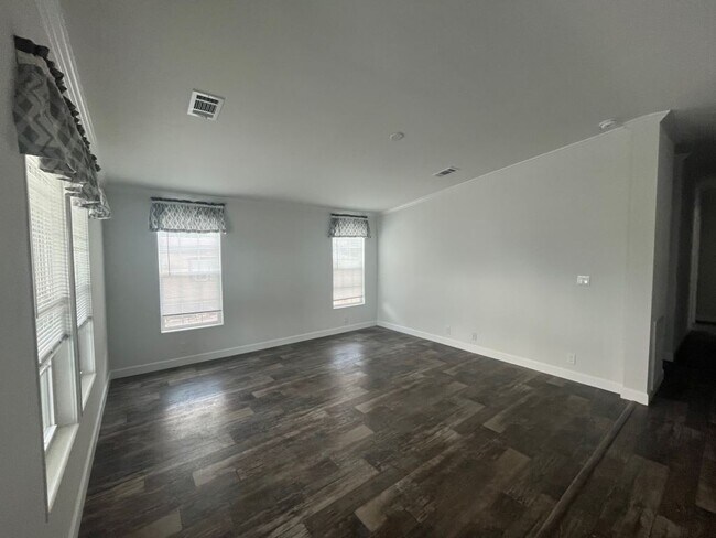 Foto del edificio - 587 Leopard Ln