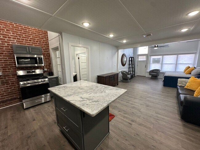 Foto del edificio - 1BR/1.5BA Downtown FURNISHED Apartment