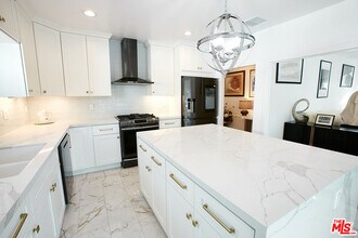 Building Photo - 1040 N Crescent Heights Blvd