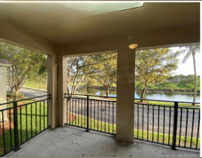 Foto del edificio - 2412 Centergate Dr