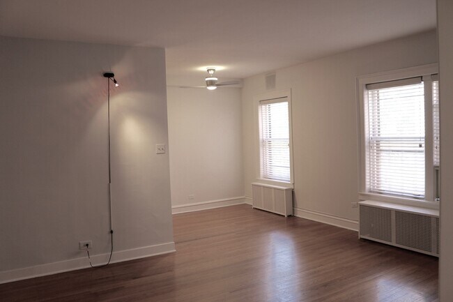 Building Photo - 2330 N Lincoln Park W
