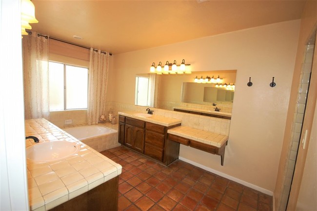 Foto del edificio - 4539 E Vermont Ave N