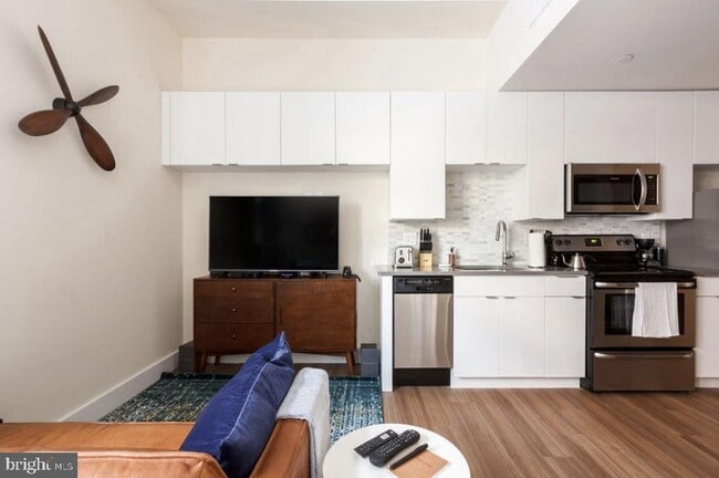 Building Photo - 300 Market St