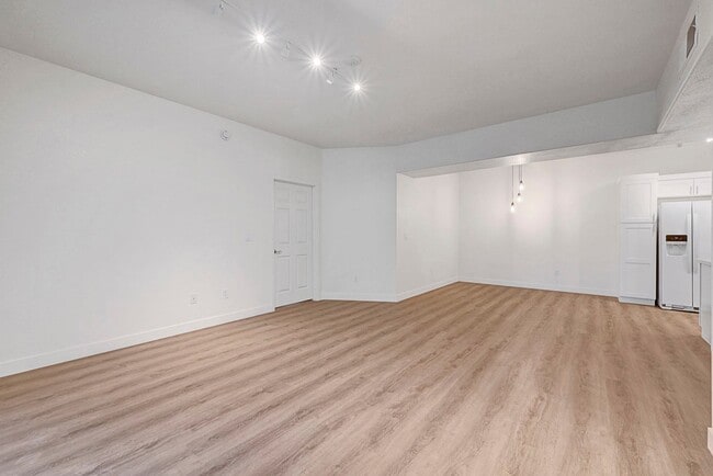Building Photo - Spacious 3-Bed Condo with Updated Kitchen & Baths