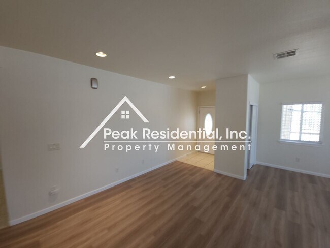 Foto del edificio - 3 br, 2.5 bath House - 2501 Yreka Ave