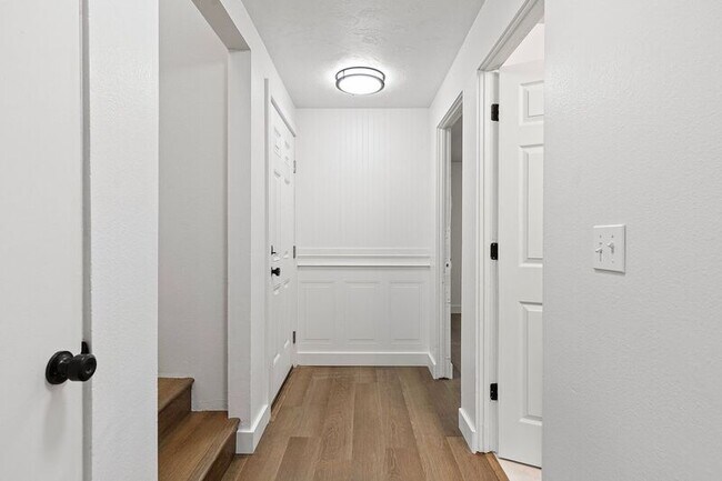 Foto del edificio - 2105 Hawkins Ln