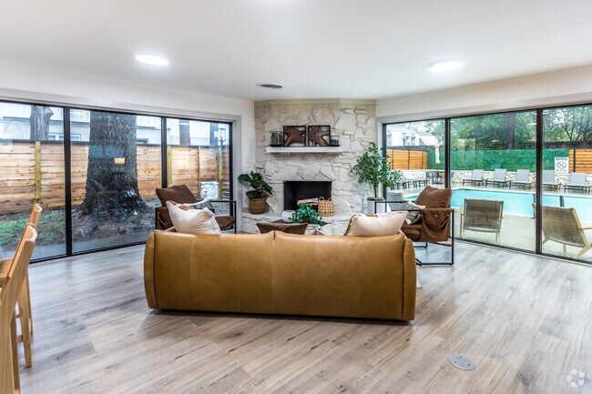 Centro de arrendamiento - The Garden District Apartments