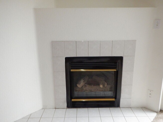 Foto del edificio - Single Level 2 Bed/2 Bath End Unit with Garage - Hemlock Ave