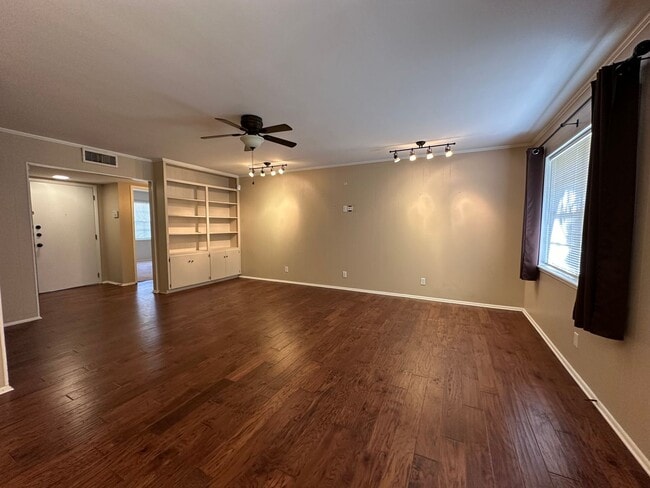 Building Photo - 3/2 with Great Back Yard