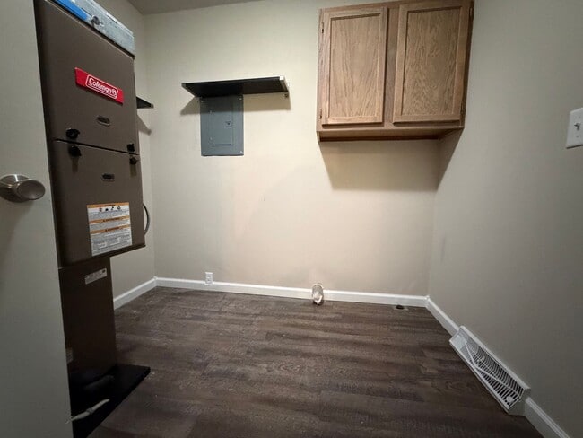 Building Photo - Beautiful 3 bed with tons of charm!