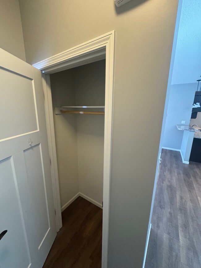 Building Photo - Knipp Drive Apartments