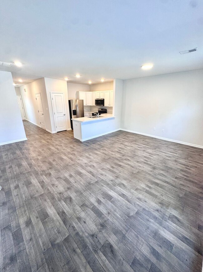 Foto del edificio - NEWER THREE BEDROOM TOWNHOME