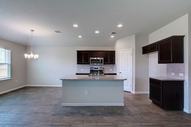 Foto del edificio - Modern Elegance and Comfort: 3BR/2BA Singl...