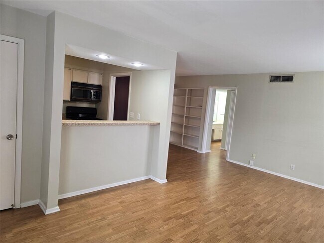 Foto del edificio - 7920 Rockwood Ln