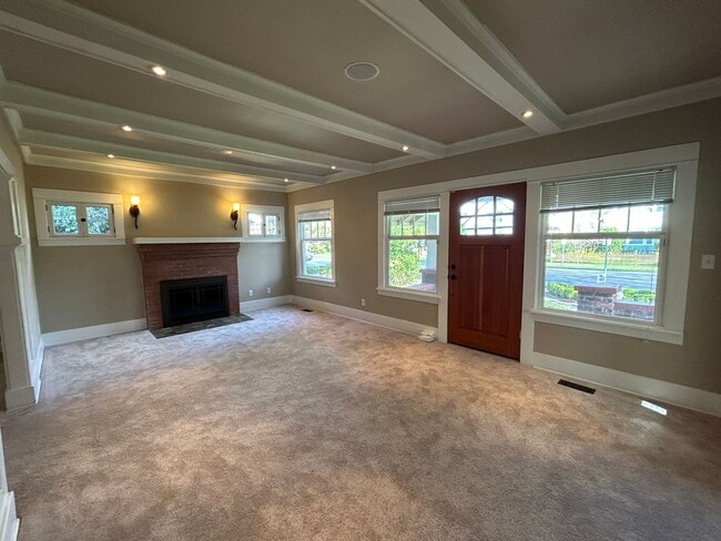 Building Photo - Amazing Puyallup Craftsman Available NOW