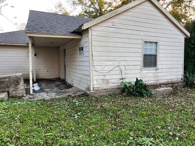 Building Photo - Completely Renovated, huge back yard and close to everything!