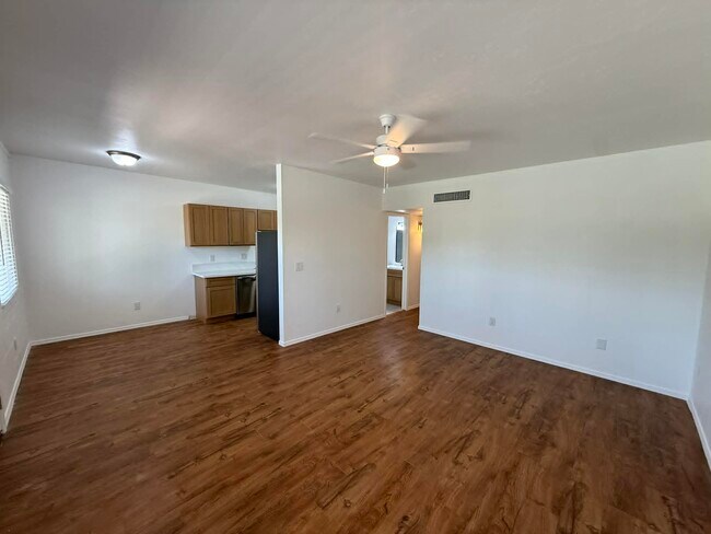 Foto del edificio - 1518 E Hedrick Dr