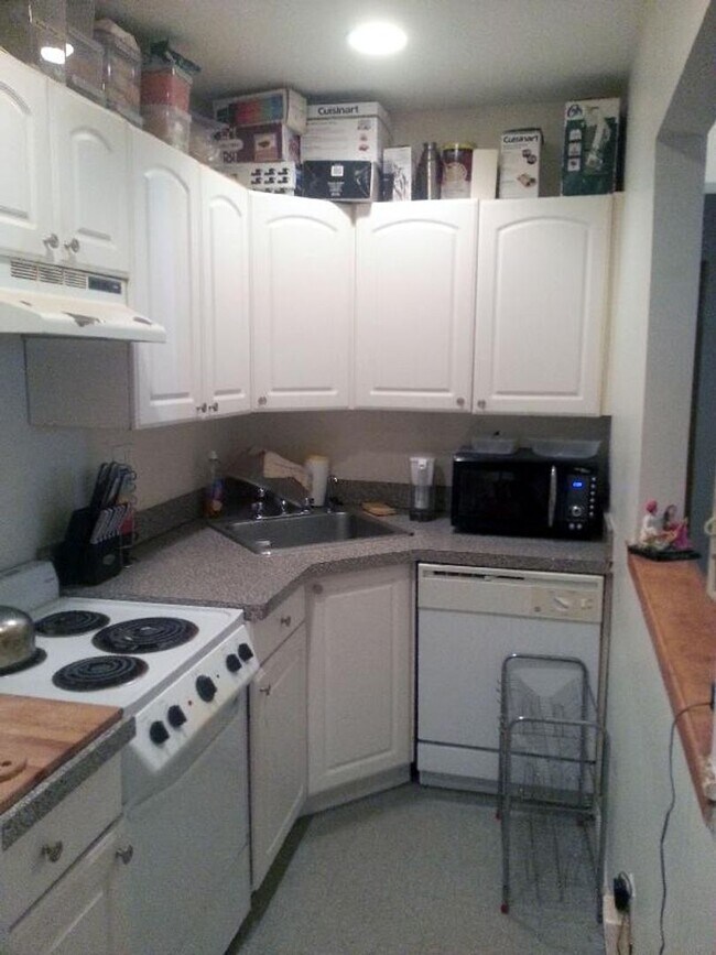 Building Photo - NO FEE!!   ALLSTON 1 BED WITH HEAT AND HOT...