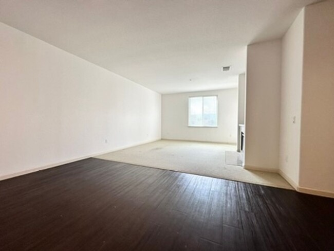 Foto del edificio - Beautiful, Modern 2 Bed 2 Bath + Bonus Roo...