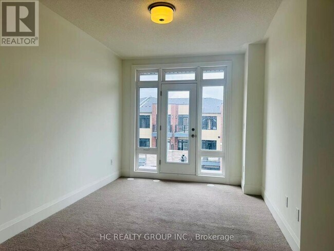 Photo du bâtiment - 3303 Azam Wy