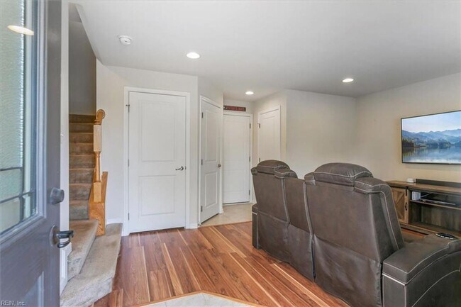 Foto del edificio - 3 bedroom/ 2 full bathroom and 1 half bath...