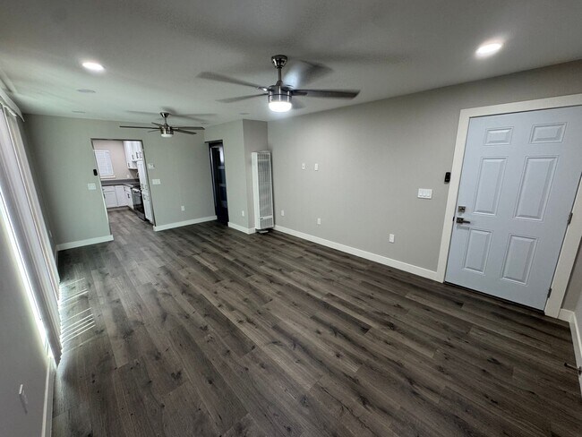 Foto del edificio - Recently Remodeled 2BD/1BA Duplex Near Dow...