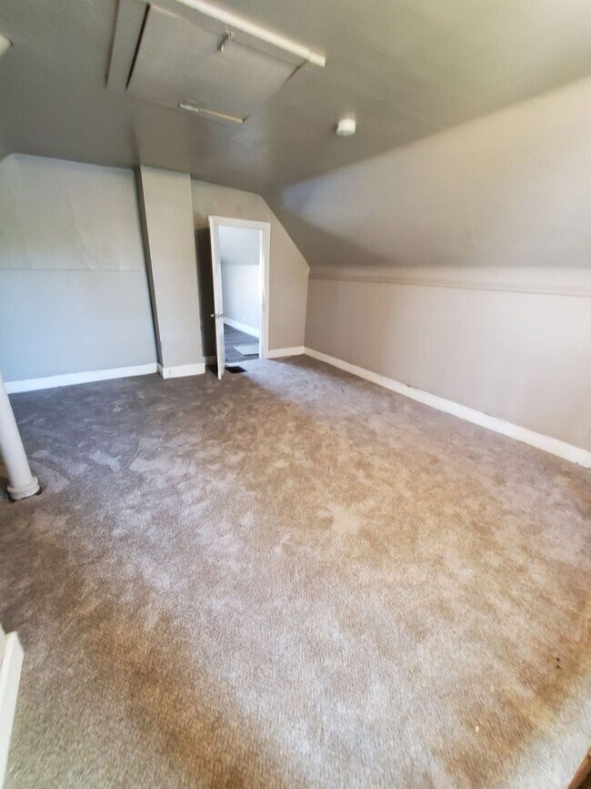 Building Photo - Single family 3 bedroom home