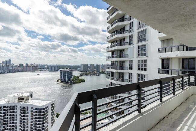 Foto del edificio - 3500 Mystic Pointe Dr