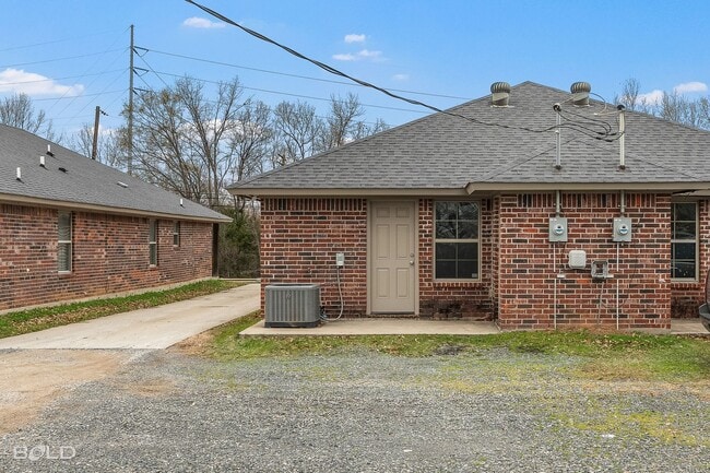 Building Photo - 1719 Lakeshore-A