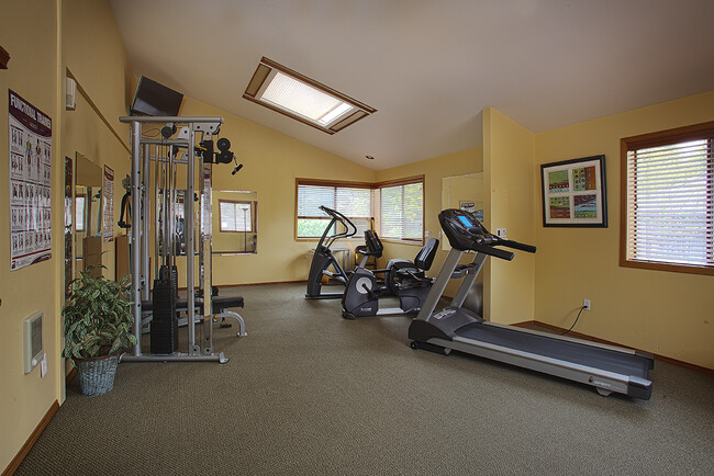 Building Photo - Forest Green Apartments