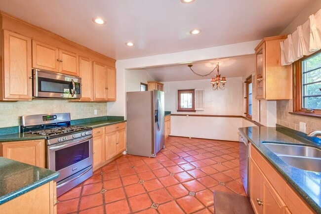 Building Photo - 2814 Fleur Dr